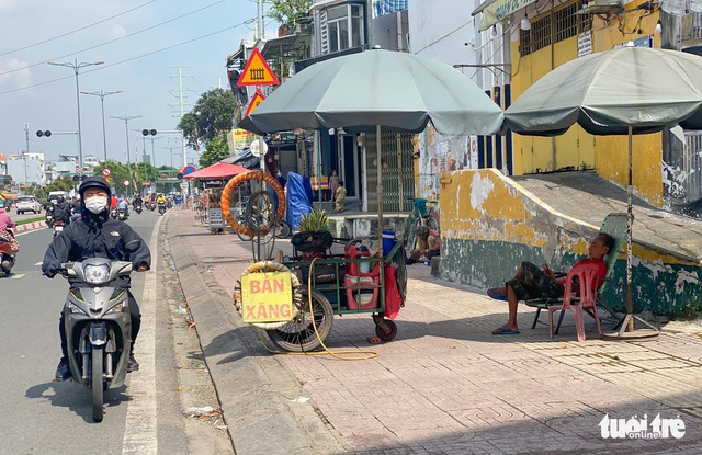 胡志明市的道路上出現了一個磚砌加油站-照片2。