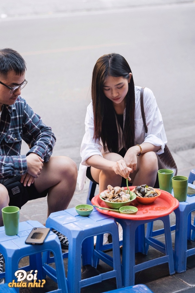  Theo chân du khách nước ngoài đi ăn ở Hà Nội: Toàn những món quen thuộc của giới trẻ Hà thành - Ảnh 24.