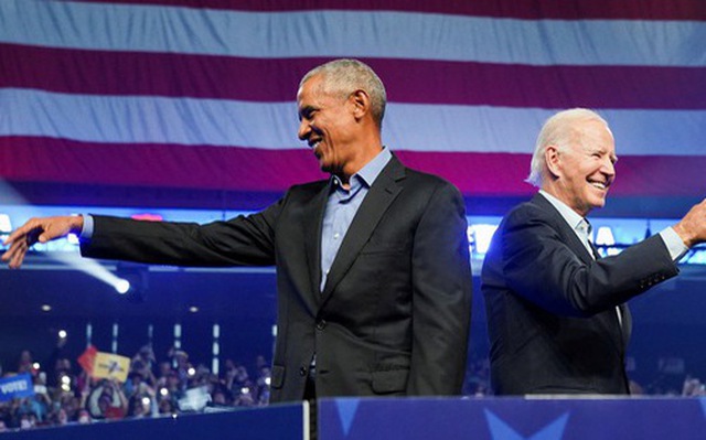 Tổng thống Joe Biden (phải), cựu tổng thống Barack Obama tại sự kiện vận động tranh cử cho ứng cử viên Thượng viện và ứng cử viên thống đốc bang của Đảng Dân chủ tại Philadelphia, Mỹ ngày 5-11-2022 - Ảnh: REUTERS