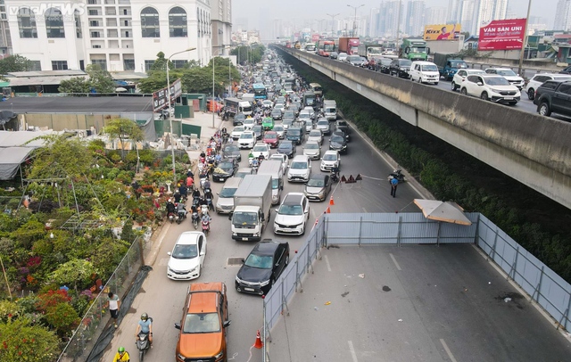 Lô cốt công trình chắn 2/3 lòng đường Hà Nội, dân ngám ngẩm chịu cảnh ùn tắc - Ảnh 2.