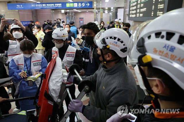 Hàn Quốc: Tàu chở 275 hành khách trật đường ray giữa Seoul - Ảnh 1.