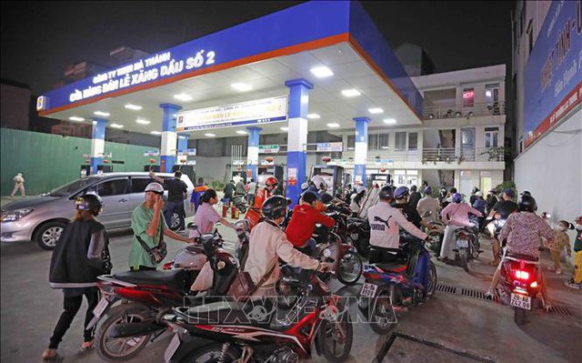 Người dân xếp hàng dài chờ mua xăng, dầu tại cửa hàng kinh doanh xăng, dầu trên phố Lạc Trung, tối 5/11. Ảnh: Trần Việt/TTXVN