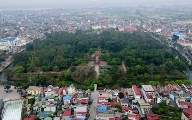 Thị xã Sơn Tây là cửa ngõ phía Tây của Hà Nội, cách trung tâm thủ đô khoảng 45 km theo hướng quốc lộ 32. Sơn Tây có diện tích 113,5 km vuông, dân số năm 2019 là 145.856 người. Ảnh: Quân Đỗ.