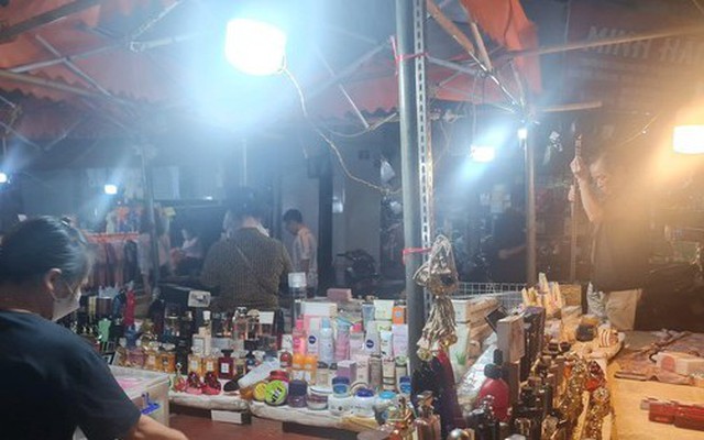 Hàng giả, hàng nhái bày bán la liệt tại chợ đêm