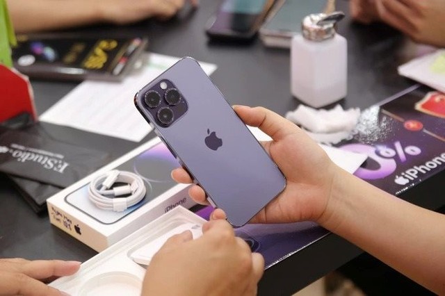 Sản xuất iPhone bị đình trệ, khách Việt đợi iPhone 14 thêm ‘dài cổ’, đại lý lo ‘vỡ kế hoạch’ Tết - Ảnh 2.