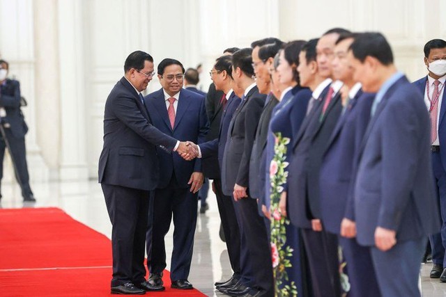 Hình ảnh lễ đón chính thức Thủ tướng Phạm Minh Chính tại Cung Hòa Bình, Thủ đô Phnom Penh - Ảnh 6.