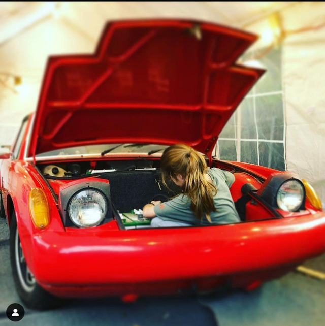 Cô bé 14 tuổi tự làm Porsche 914 điện bằng tiền bán rau gây sốt tại triển lãm xe độ - Ảnh 3.