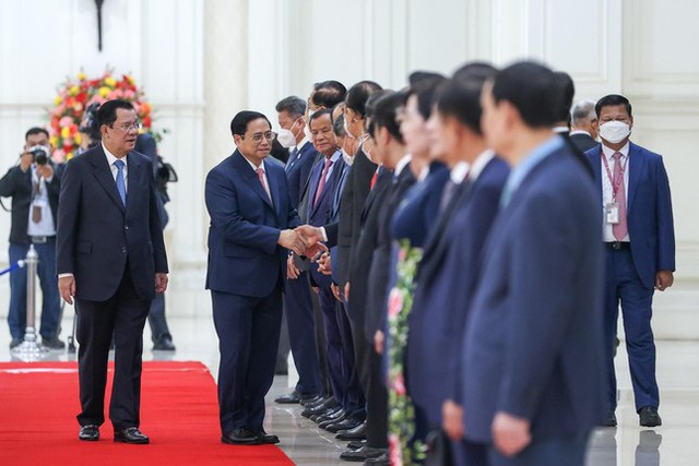 Hình ảnh lễ đón chính thức Thủ tướng Phạm Minh Chính tại Cung Hòa Bình, Thủ đô Phnom Penh - Ảnh 5.