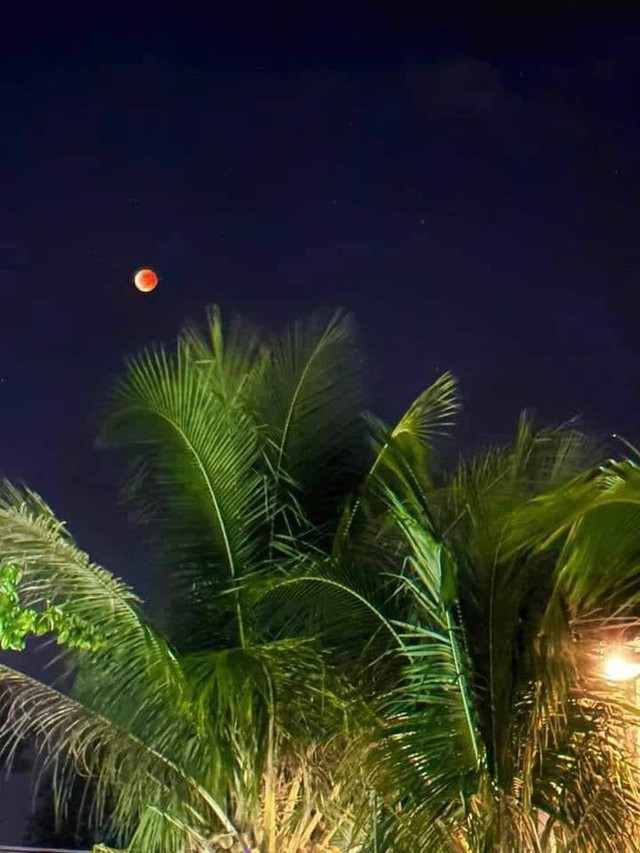 Ảnh: Mặt trăng máu cuối cùng trong năm 2022 tại Việt Nam khiến dân tình thích thú - Ảnh 9.