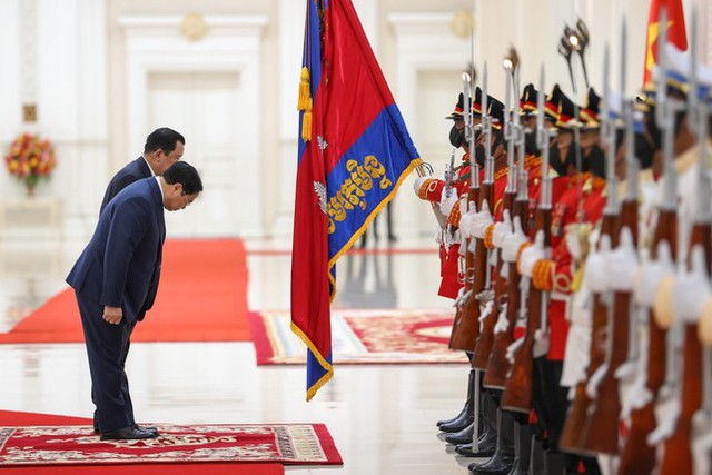 Hình ảnh lễ đón chính thức Thủ tướng Phạm Minh Chính tại Cung Hòa Bình, Thủ đô Phnom Penh - Ảnh 3.