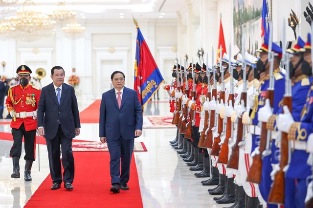 Hình ảnh lễ đón chính thức Thủ tướng Phạm Minh Chính tại Cung Hòa Bình, Thủ đô Phnom Penh - Ảnh 2.