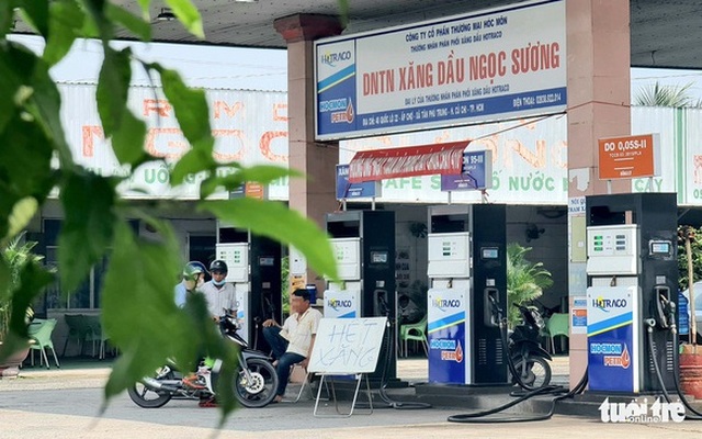 Một cây xăng tại huyện Củ Chi thông báo hết xăng vào lúc 10h10 ngày 26-10 - Ảnh: NGỌC HIỂN