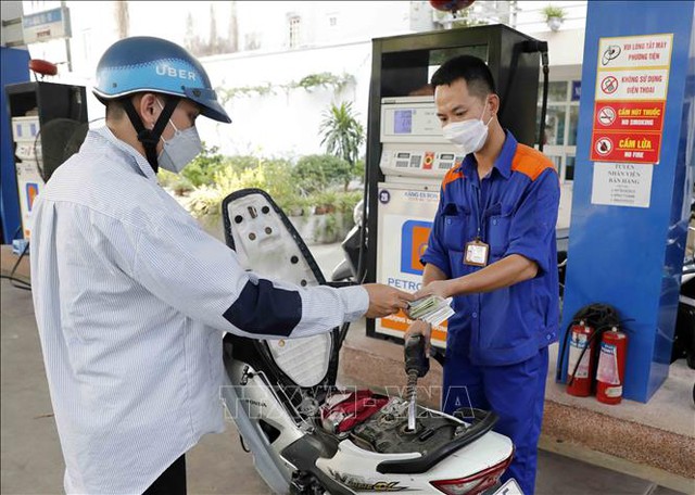 Nhiều cửa hàng tại Hà Nội hết xăng dầu: Người dân dồn về các cây xăng của Petrolimex - Ảnh 1.