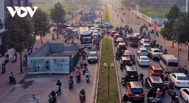 Đoạn đường dài 300m ở Hà Nội có tới 9 lô cốt gây cản trở giao thông - Ảnh 1.