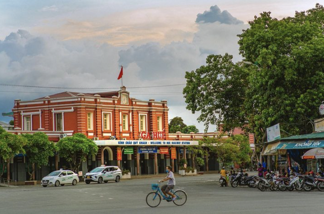 Những ga tàu lửa ở Việt Nam đẹp như trên phim, có nơi còn trở thành địa điểm du lịch nổi tiếng - Ảnh 4.