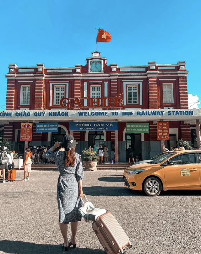 Những ga tàu lửa ở Việt Nam đẹp như trên phim, có nơi còn trở thành địa điểm du lịch nổi tiếng - Ảnh 1.