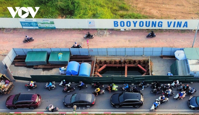 Đoạn đường dài 300m ở Hà Nội có tới 9 lô cốt gây cản trở giao thông - Ảnh 4.