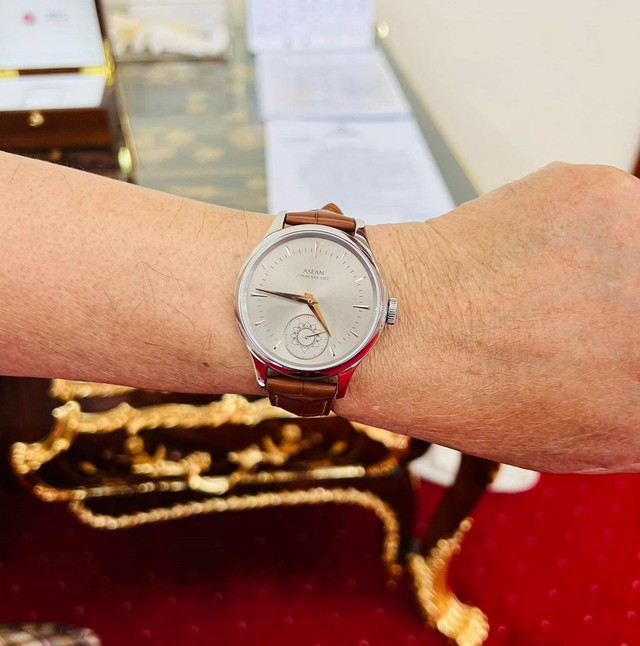 Chiếc đồng hồ made in Cambodia dành tặng cho các nhà lãnh đạo dự hội nghị ASEAN có gì đặc biệt? - Ảnh 2.
