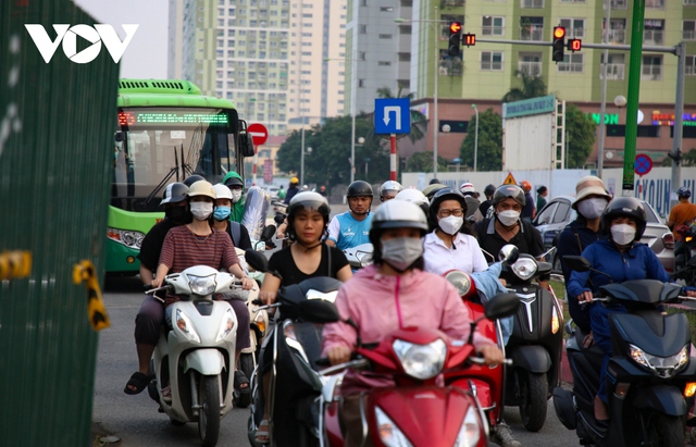 Đoạn đường dài 300m ở Hà Nội có tới 9 lô cốt gây cản trở giao thông - Ảnh 3.