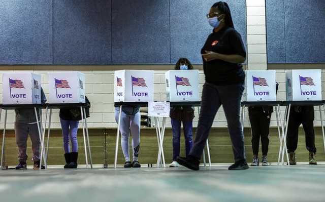 Một điểm bỏ phiếu tại thành phố Detroit của bang Michigan trong ngày 8-11 - Ảnh: REUTERS