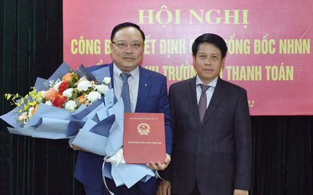 Phó Thống đốc NHNN Phạm Tiến Dũng trao Quyết định cho ông Phạm Anh Tuấn.
