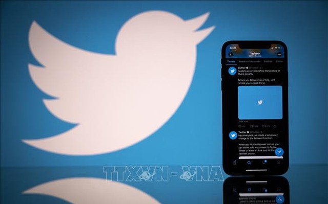 Biểu tượng của mạng xã hội Twitter trên điện thoại và máy tính bảng. Ảnh: AFP/TTXVN