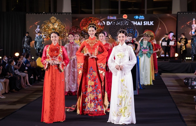 Hương Giang, Thùy Tiên diện áo dài tại Tuần lễ thời trang Thái Lan - Ảnh 14.