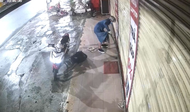  FPT Shop ở Đà Nẵng bị trộm gần 1 tỷ đồng: Camera ghi lại cảnh tên trộm cắt khóa  - Ảnh 1.