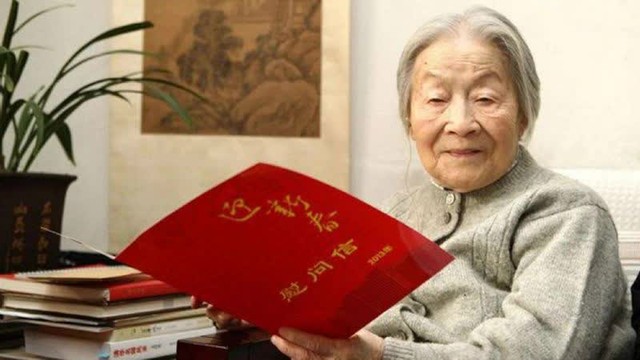  Nữ văn sĩ sống thọ 105 tuổi, bí quyết gói gọn ở 3 điều: Đọc sách dưỡng não, điềm tĩnh dưỡng tâm, vận động dưỡng thân  - Ảnh 4.