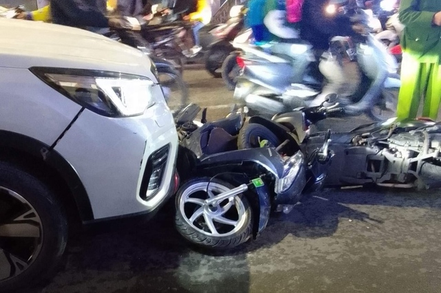 Hà Nội: Ô tô tông hàng loạt xe máy trên phố, nhiều người bị thương - Ảnh 2.