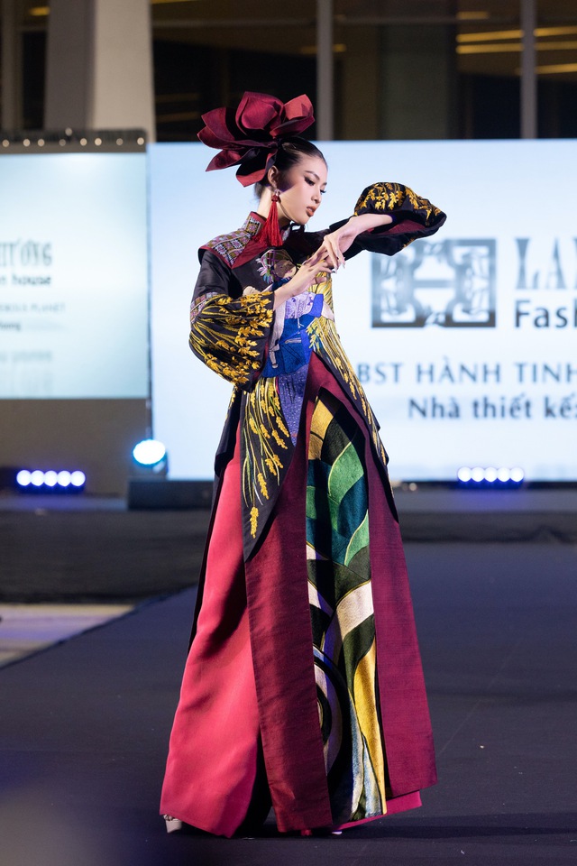 Hương Giang, Thùy Tiên diện áo dài tại Tuần lễ thời trang Thái Lan - Ảnh 5.