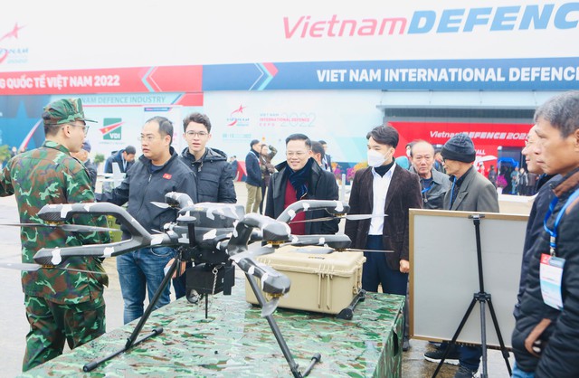 Người dân đội mưa xem triển lãm Quốc phòng quốc tế Việt Nam - Ảnh 5.