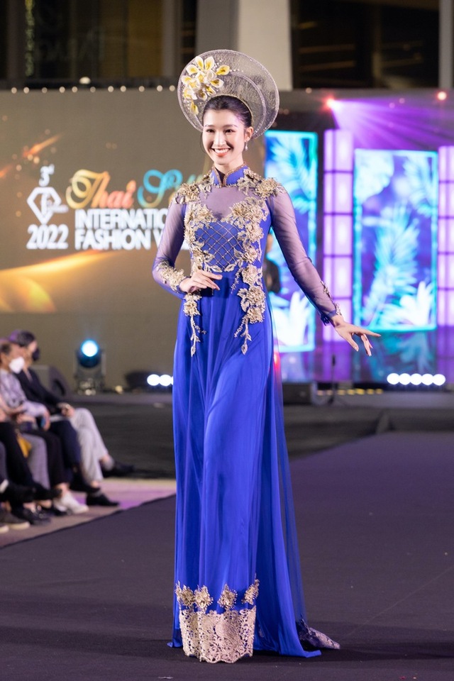 Hương Giang, Thùy Tiên diện áo dài tại Tuần lễ thời trang Thái Lan - Ảnh 4.