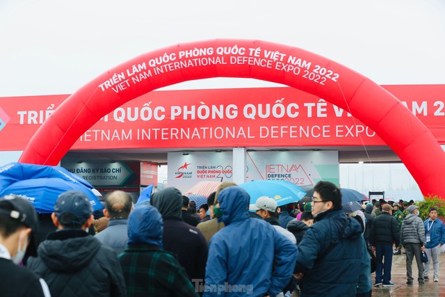 Người dân đội mưa xem triển lãm Quốc phòng quốc tế Việt Nam - Ảnh 3.
