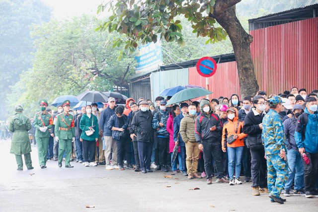 Người dân đội mưa xem triển lãm Quốc phòng quốc tế Việt Nam - Ảnh 2.