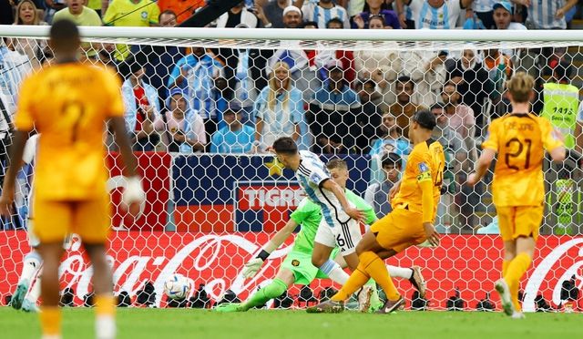 Messi kiến tạo và ghi bàn, Argentina loại Hà Lan ở loạt đấu súng định mệnh - Ảnh 15.