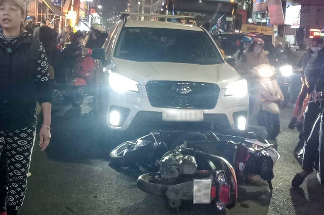 Hà Nội: Ô tô tông hàng loạt xe máy trên phố, nhiều người bị thương - Ảnh 1.