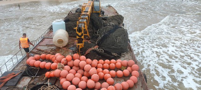 Có gì trên chiếc tàu sắt tiền tỉ, không người lái dạt vào bờ biển Quảng Trị? - Ảnh 1.