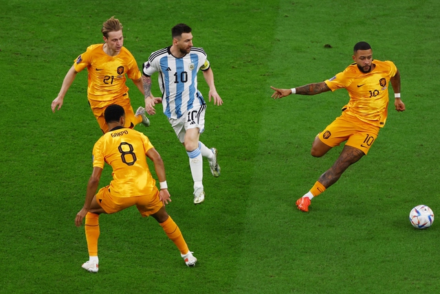 Messi kiến tạo và ghi bàn, Argentina loại Hà Lan ở loạt đấu súng định mệnh - Ảnh 11.
