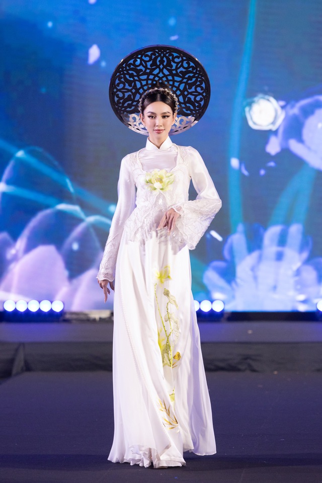 Hương Giang, Thùy Tiên diện áo dài tại Tuần lễ thời trang Thái Lan - Ảnh 12.