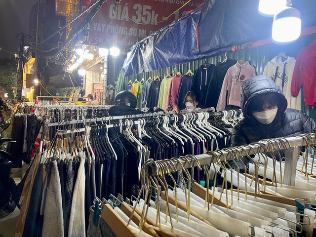Quần áo ấm đại hạ giá hút khách từ vỉa hè đến cửa hàng lớn ở Hà Nội - Ảnh 6.