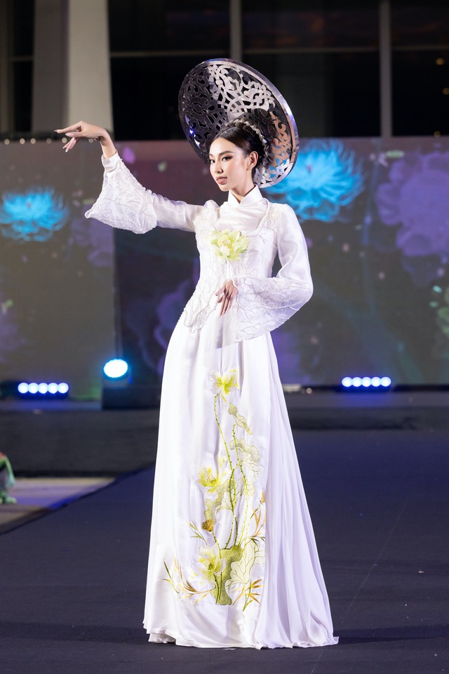 Hương Giang, Thùy Tiên diện áo dài tại Tuần lễ thời trang Thái Lan - Ảnh 11.