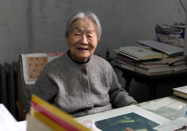  Nữ văn sĩ sống thọ 105 tuổi, bí quyết gói gọn ở 3 điều: Đọc sách dưỡng não, điềm tĩnh dưỡng tâm, vận động dưỡng thân  - Ảnh 1.