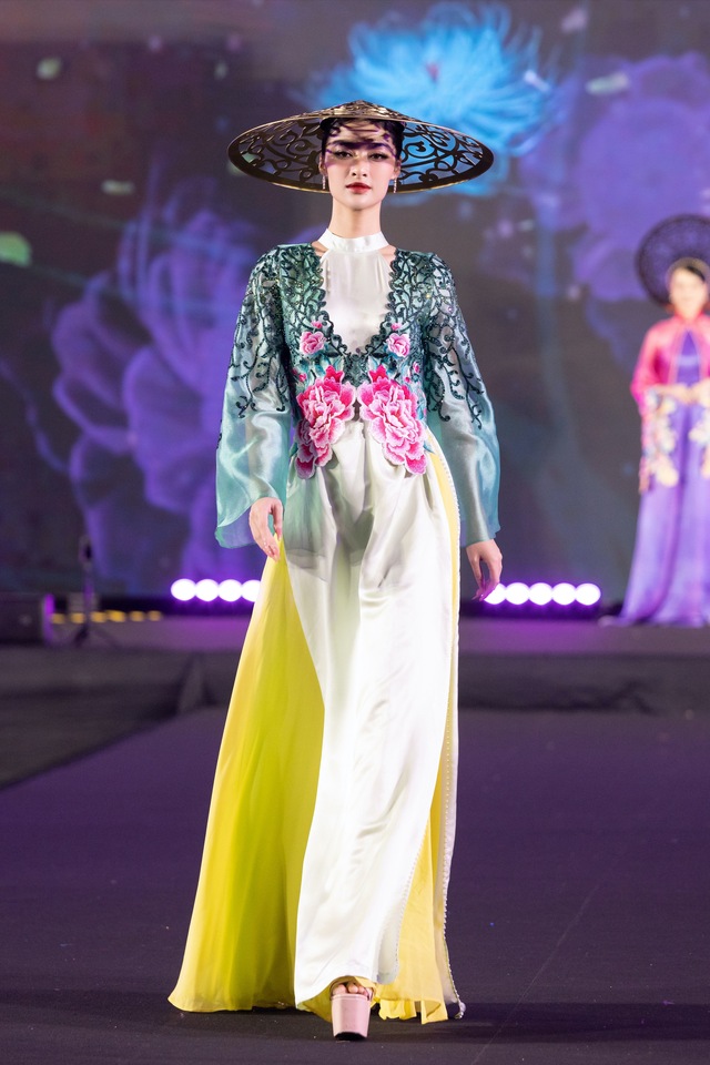 Hương Giang, Thùy Tiên diện áo dài tại Tuần lễ thời trang Thái Lan - Ảnh 10.