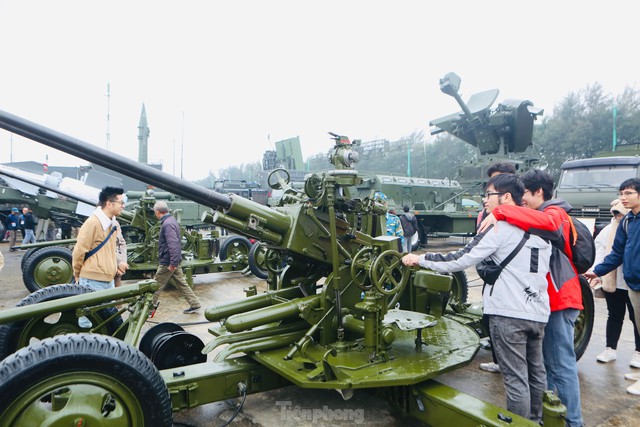 Người dân đội mưa xem triển lãm Quốc phòng quốc tế Việt Nam - Ảnh 8.