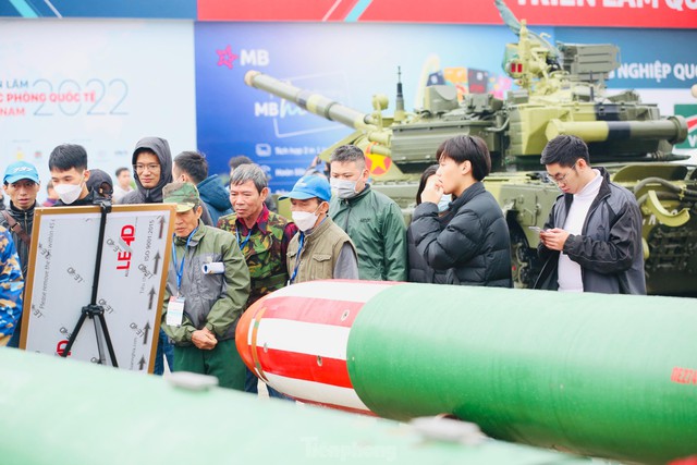 Người dân đội mưa xem triển lãm Quốc phòng quốc tế Việt Nam - Ảnh 6.