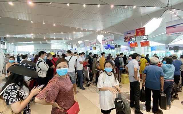 Hành khách làm thủ tục lên máy bay ở sân bay Vinh - Ảnh: DOÃN HÒA