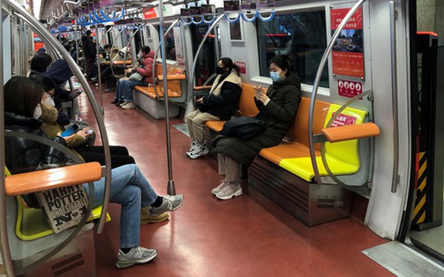 Người dân đi tàu điện ngầm trong giờ cao điểm ở Bắc Kinh ngày 9-12, sau khi Trung Quốc nới lỏng chống dịch - Ảnh: REUTERS