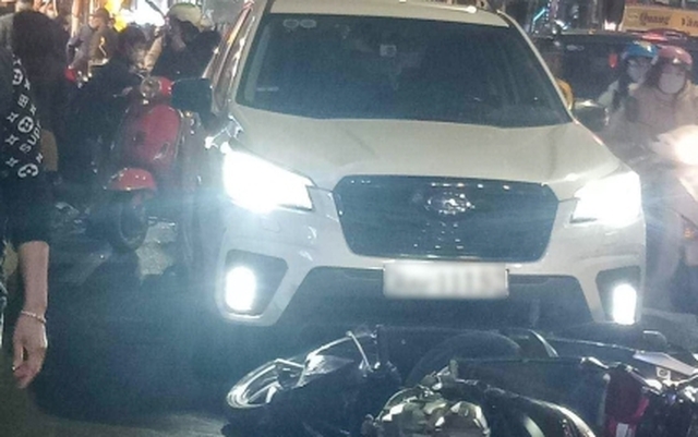 Hà Nội: Ô tô tông hàng loạt xe máy trên phố, nhiều người bị thương