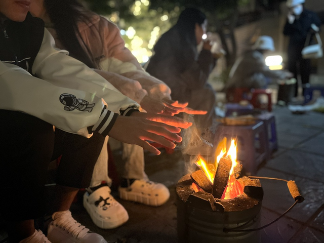  Không khí lạnh tăng cường ở Hà Nội, làm ấm chiếc bụng ngay với những món nóng hổi từ ăn vặt đến ăn no này - Ảnh 1.